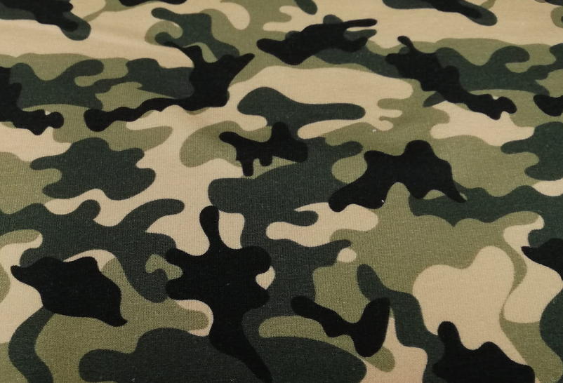 Uhutud puuvillasest dressikangast camo mustriga pontšo materjali näidis